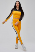 Оптом Спортивный костюм для фитнеса женский желтого цвета 21111J в  Красноярске, фото 3