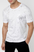 Оптом Мужская футболка с надписью  белого цвета 221485Bl в Казани, фото 4