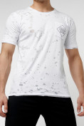 Оптом Мужская футболка с надписью  белого цвета 221485Bl в Екатеринбурге