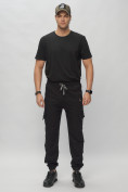 Оптом Брюки джоггеры спортивные с карманами мужские черного цвета 224Ch