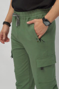Оптом Брюки джоггеры спортивные с карманами мужские зеленого цвета 224Z в Екатеринбурге, фото 12