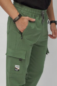 Оптом Брюки джоггеры спортивные с карманами мужские зеленого цвета 224Z в Екатеринбурге, фото 14