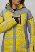 Оптом Горнолыжная куртка женская зимняя великан желтого цвета 2272-1J в Барнауле, фото 4