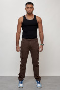 Оптом Джинсы карго мужские с накладными карманами коричневого цвета 2401K в Сочи