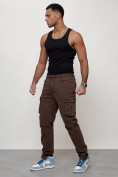 Оптом Джинсы карго мужские с накладными карманами коричневого цвета 2401K в Сочи, фото 2