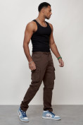 Оптом Джинсы карго мужские с накладными карманами коричневого цвета 2401K в Уфе, фото 3