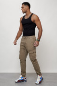 Оптом Джинсы карго мужские с накладными карманами бежевого цвета 2402B в Уфе, фото 10
