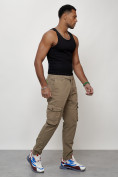 Оптом Джинсы карго мужские с накладными карманами бежевого цвета 2402B в Сочи, фото 11