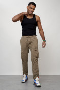 Оптом Джинсы карго мужские с накладными карманами бежевого цвета 2402B в Уфе, фото 2