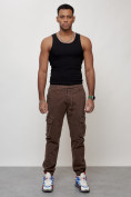 Оптом Джинсы карго мужские с накладными карманами коричневого цвета 2402K