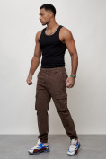 Оптом Джинсы карго мужские с накладными карманами коричневого цвета 2402K, фото 2