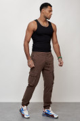 Оптом Джинсы карго мужские с накладными карманами коричневого цвета 2402K в Уфе, фото 3