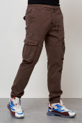 Оптом Джинсы карго мужские с накладными карманами коричневого цвета 2402K в Казани, фото 7