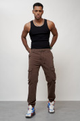 Оптом Джинсы карго мужские с накладными карманами коричневого цвета 2402K в Волгоградке, фото 9