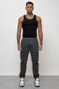 Оптом Джинсы карго мужские с накладными карманами темно-серого цвета 2402TC в Перми, фото 8