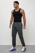 Оптом Джинсы карго мужские с накладными карманами темно-серого цвета 2402TC в Перми, фото 9