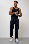 Оптом Джинсы карго мужские с накладными карманами темно-синего цвета 2402TS в Самаре, фото 9