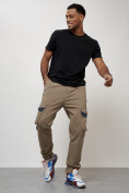 Оптом Джинсы карго мужские с накладными карманами бежевого цвета 2403-1B