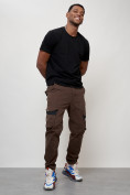 Оптом Джинсы карго мужские с накладными карманами коричневого цвета 2403-1K в Тюмени, фото 11