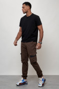 Оптом Джинсы карго мужские с накладными карманами коричневого цвета 2403-1K в Тюмени, фото 2
