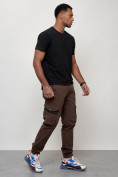 Оптом Джинсы карго мужские с накладными карманами коричневого цвета 2403-1K в Алма-Ате, фото 3