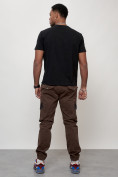 Оптом Джинсы карго мужские с накладными карманами коричневого цвета 2403-1K в Сочи, фото 4