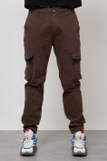 Оптом Джинсы карго мужские с накладными карманами коричневого цвета 2403-1K в Ульяновске, фото 5