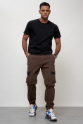 Оптом Джинсы карго мужские с накладными карманами коричневого цвета 2403-1K в Санкт-Петербурге, фото 9