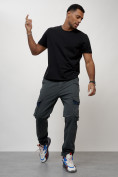 Оптом Джинсы карго мужские с накладными карманами темно-серого цвета 2403-1TC в Сочи, фото 5
