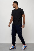 Оптом Джинсы карго мужские с накладными карманами темно-синего цвета 2403-1TS в Уфе, фото 2