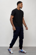 Оптом Джинсы карго мужские с накладными карманами темно-синего цвета 2403-1TS в Уфе, фото 3