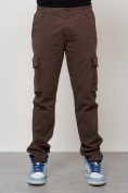 Оптом Джинсы карго мужские с накладными карманами коричневого цвета 2404K в Санкт-Петербурге