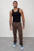 Оптом Джинсы карго мужские с накладными карманами коричневого цвета 2404K в Сочи, фото 5