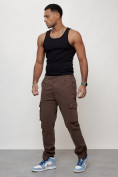 Оптом Джинсы карго мужские с накладными карманами коричневого цвета 2404K в Волгоградке, фото 7