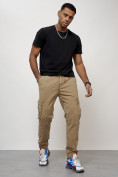 Оптом Джинсы карго мужские с накладными карманами бежевого цвета 2413B в Тюмени, фото 5