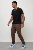 Оптом Джинсы карго мужские с накладными карманами коричневого цвета 2413K в Уфе, фото 2