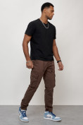 Оптом Джинсы карго мужские с накладными карманами коричневого цвета 2413K в Оренбурге, фото 3