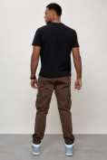 Оптом Джинсы карго мужские с накладными карманами коричневого цвета 2413K в Оренбурге, фото 4