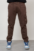 Оптом Джинсы карго мужские с накладными карманами коричневого цвета 2413K в Оренбурге, фото 5
