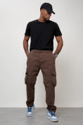 Оптом Джинсы карго мужские большого размера коричневого цвета 2416K, фото 9