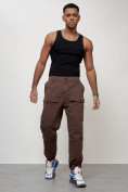 Оптом Джинсы карго мужские с накладными карманами коричневого цвета 2417K в Волгоградке, фото 5