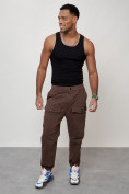 Оптом Джинсы карго мужские с накладными карманами коричневого цвета 2417K, фото 6