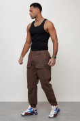 Оптом Джинсы карго мужские с накладными карманами коричневого цвета 2417K в Кемерово, фото 8