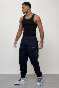 Оптом Джинсы карго мужские с накладными карманами темно-синего цвета 2417TS в Уфе, фото 10