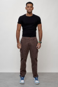 Оптом Джинсы карго мужские с накладными карманами коричневого цвета 2418K в Волгоградке, фото 10
