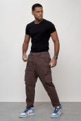 Оптом Джинсы карго мужские с накладными карманами коричневого цвета 2418K в Барнауле, фото 11