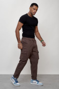 Оптом Джинсы карго мужские с накладными карманами коричневого цвета 2418K в Казани, фото 12
