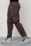 Оптом Джинсы карго мужские с накладными карманами коричневого цвета 2418K в Омске, фото 2