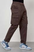 Оптом Джинсы карго мужские с накладными карманами коричневого цвета 2418K во Владивостоке, фото 3
