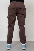 Оптом Джинсы карго мужские с накладными карманами коричневого цвета 2418K в Новосибирске, фото 4